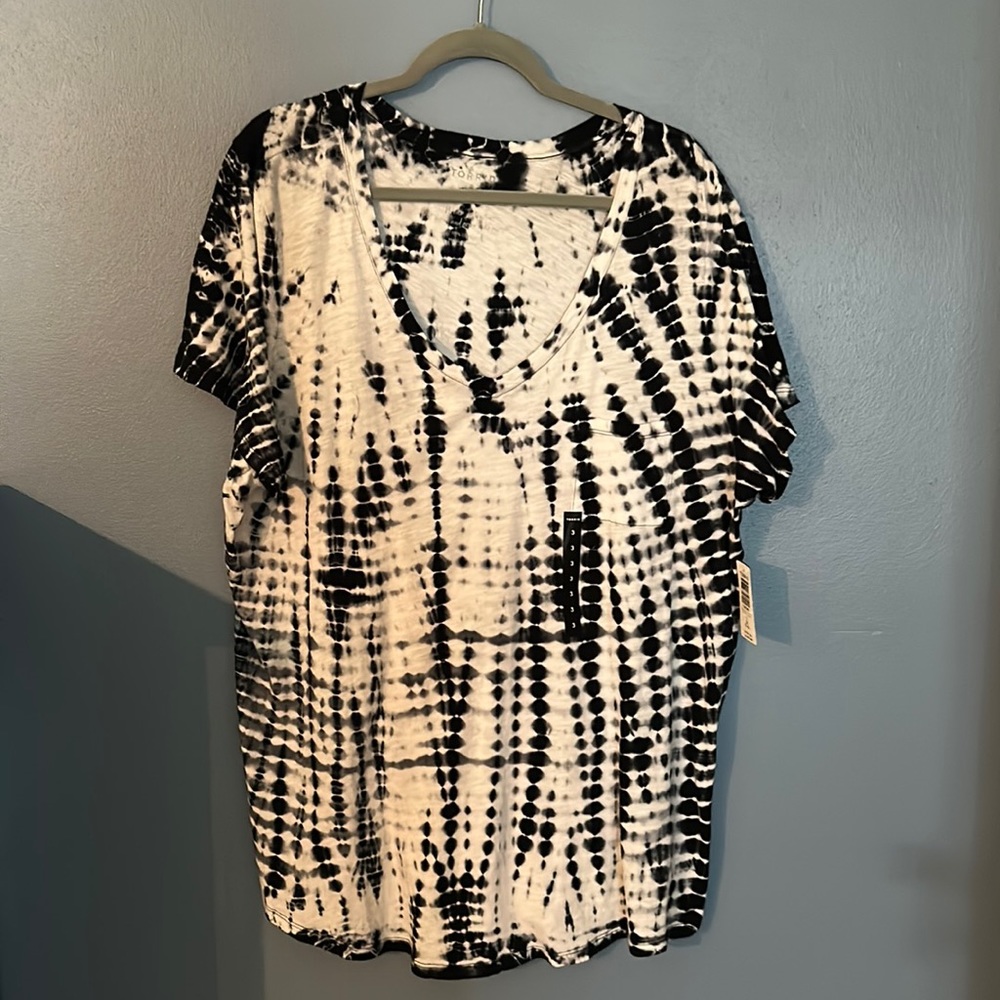 TORRID Size 3X tie dye V-neck tee NWT!